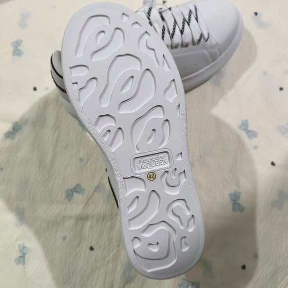 Alexander McQueen Signature Chunky Low-Top Casual Sneakers - Picture 6 of 7